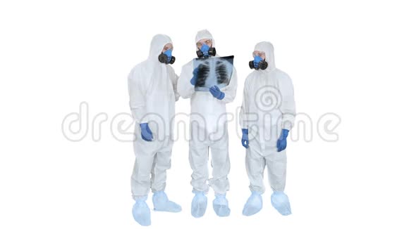 一组穿着防护服的医生在白色背景下观察肺部x光视频的预览图