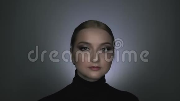 自然美在镜头前化妆的美女视频的预览图