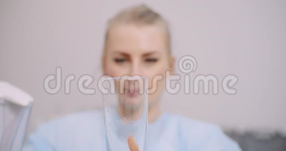 女医生喝一杯水的极限关闭视频的预览图
