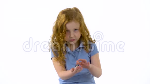 红头发的小女孩卷曲的头发正在抚摸装饰老鼠在白色的背景慢动作视频的预览图