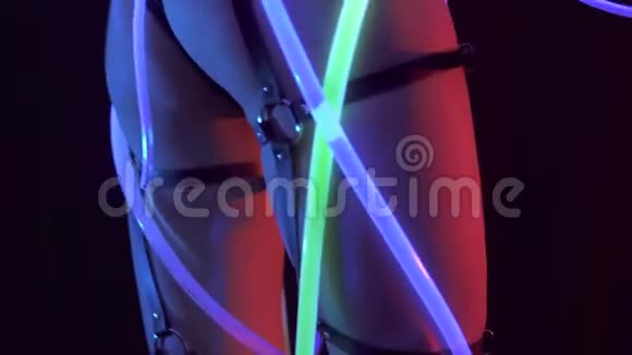 一个女孩的可怕的肖像在霓虹灯uf光模特儿跳舞的时候带着迷幻化妆的发光管艺术视频的预览图