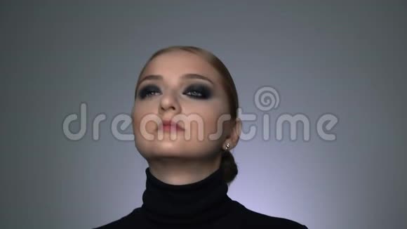 化妆师在美容工作室为年轻女性制作专业化妆的侧视化妆师化妆视频的预览图