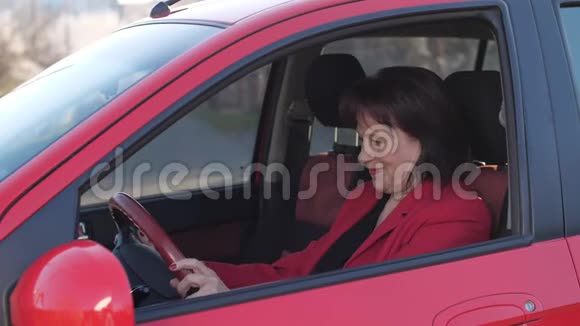 一位坐新车的快乐老年妇女视频的预览图