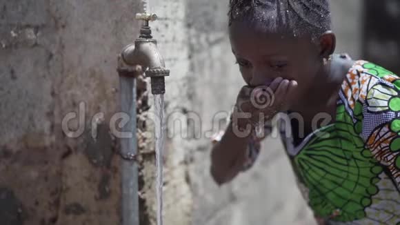 美丽的非洲黑人女孩饮用淡水户外视频的预览图