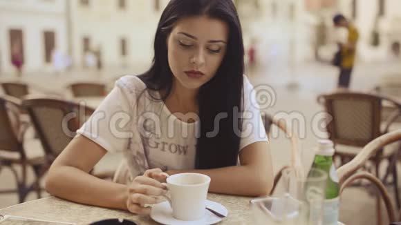 一位年轻悲伤的女士在HD视频餐厅喝咖啡视频的预览图