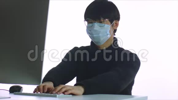 戴面具的中国男人反对covid2019年就职白色背景视频的预览图