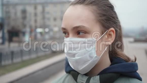 空城大流行病期间少女录像视频的预览图