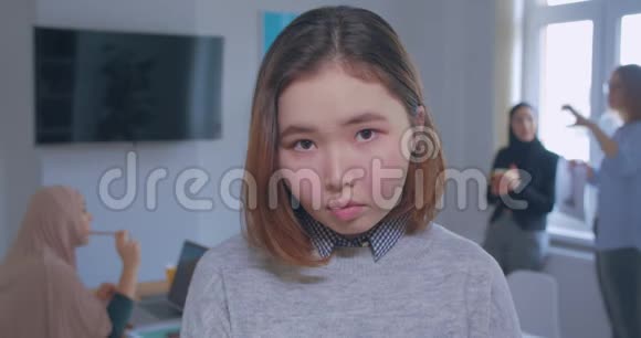 背景中一个年轻美丽悲伤的亚洲女办公室肖像视频的预览图