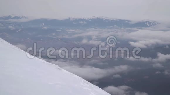 冬天在山里旅行视频的预览图