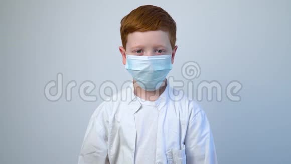 戴防护面罩的白种人小医生识字医生戴上黑色防护手套Covid19视频的预览图