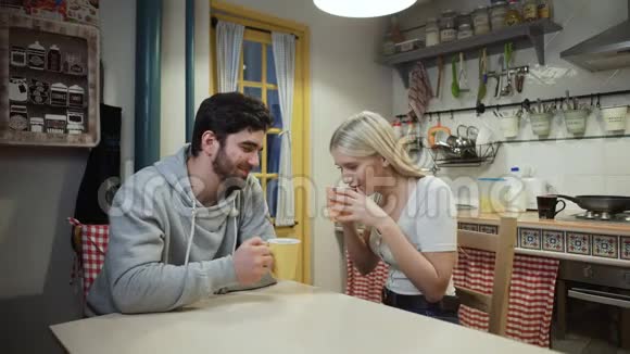 年轻夫妇一起在厨房喝茶视频的预览图