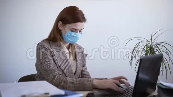 年轻的女性BISS员工感觉不适在医用防护面罩中工作防止感染冠状病毒在工作视频的预览图