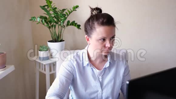 女性程序员或自由职业者在家工作远程家庭办公室远程工作概念视频的预览图