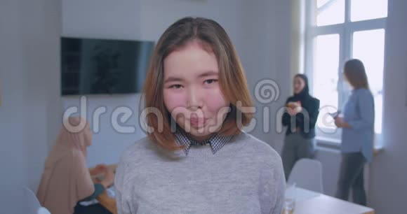 背景上一位年轻漂亮不自信的亚洲办公室女孩的肖像视频的预览图