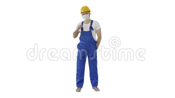 戴着面具的建筑工人戴着白色背景的安全帽视频的预览图