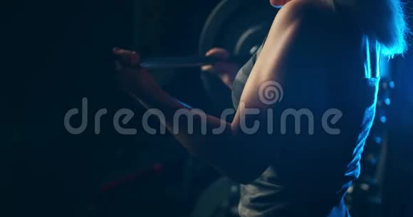 体育运动中做二头肌杠铃运动的女运动员视频的预览图