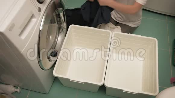 一个女人洗衣服前洗衣服视频的预览图