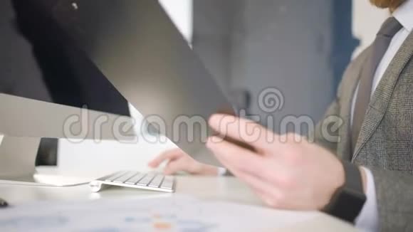 男性手在电脑键盘上打字视频的预览图