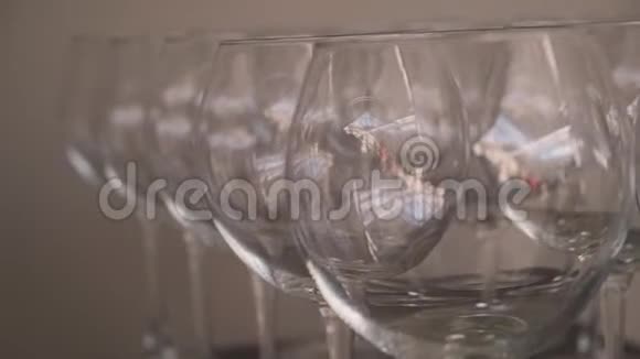 一张摆满酒杯的桌子视频的预览图