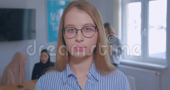 肖像年轻美丽悲伤眼镜白种人金发办公室背景视频的预览图
