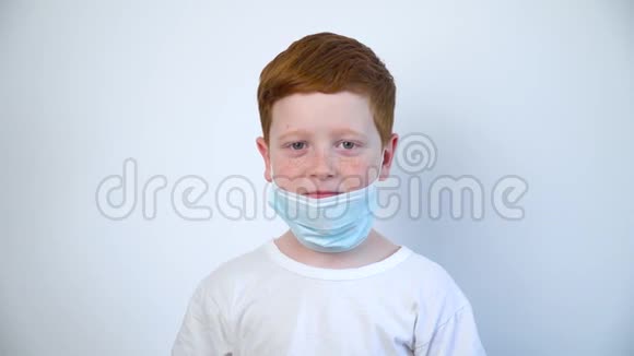 戴着防护面罩的听诊器的白种人小红发男孩视频的预览图