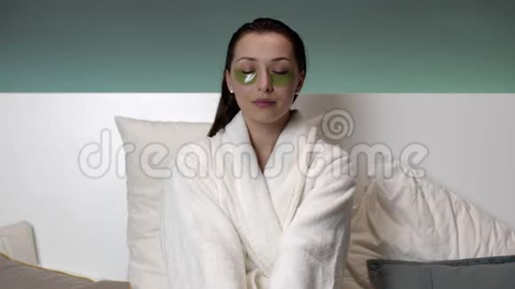 美丽的女人脸上有补丁睡觉前在床上冥想视频的预览图