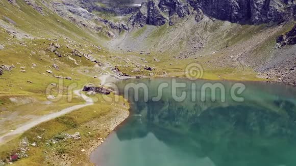 高山之间的湖泊视频的预览图
