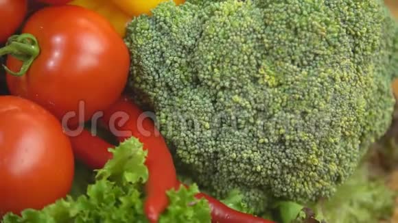 西兰花辣椒和西红柿视频的预览图