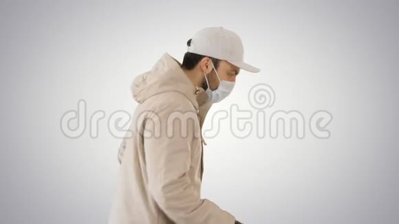 穿着夹克和戴着医用面具的秃头男人在渐变背景下奔跑视频的预览图