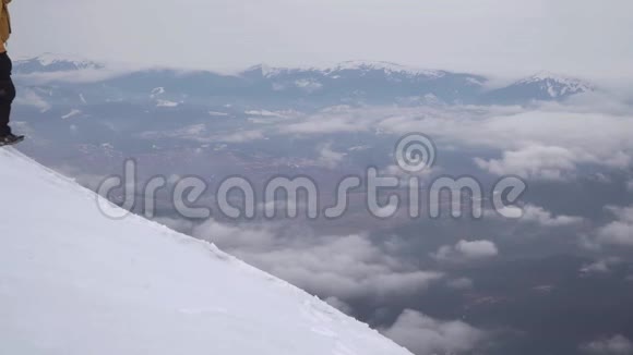 冬天在山里旅行视频的预览图