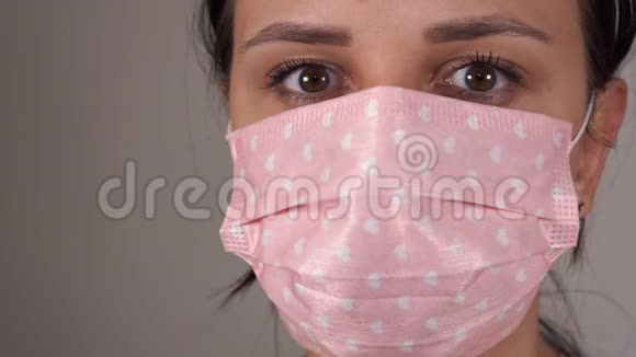 戴着医用口罩的女人冠状病毒流行或疾病的概念视频的预览图