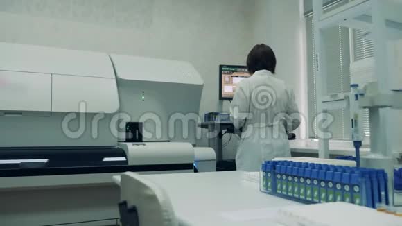 女科学家在实验室工作视频的预览图