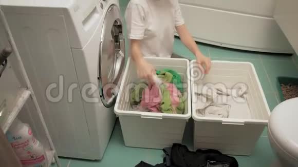 一个女人洗衣服前洗衣服视频的预览图