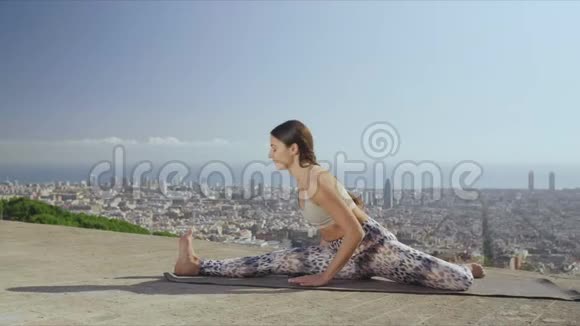 瑜伽女人在户外做瑜伽姿势健身女士伸展身体视频的预览图