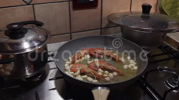 煮虾的锅视频的预览图