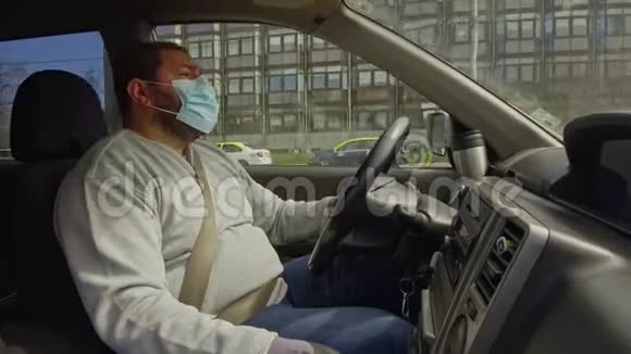 带着面具和手套开车的人视频的预览图