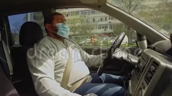 带着面具和手套开车的人视频的预览图