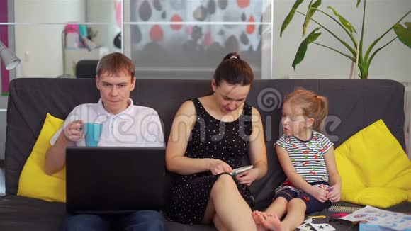 三人家庭在家检疫期间视频的预览图