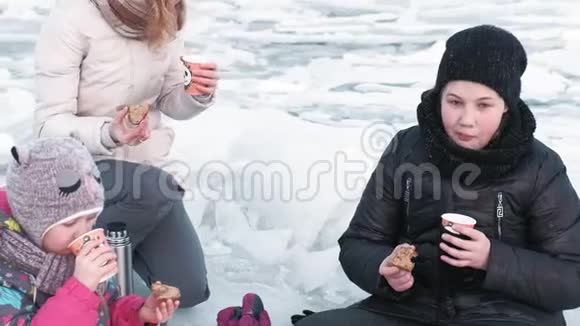 人们走在结冰的河上视频的预览图