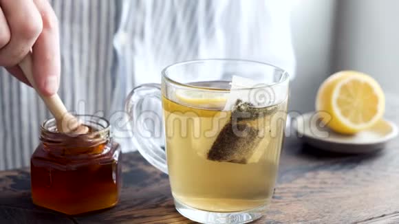 在柠檬茶中加入蜂蜜视频的预览图