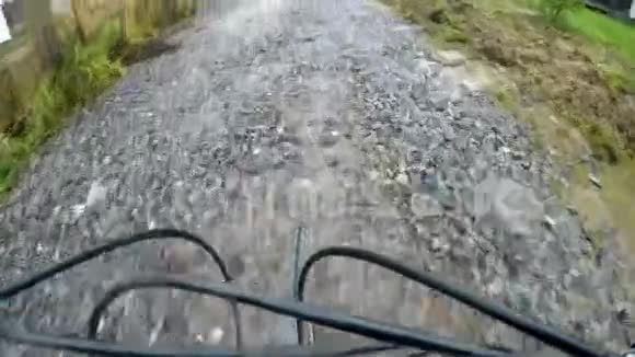 骑自行车的人骑在石路上视频的预览图