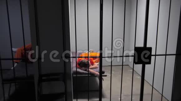 囚犯睡在牢房里视频的预览图