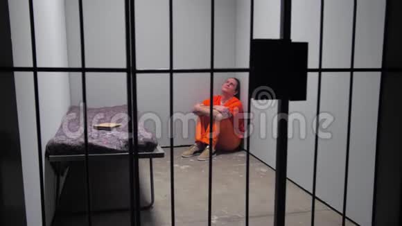 罪犯坐在地板上的牢房里视频的预览图