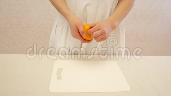 女孩清洗橘子橘子视频的预览图