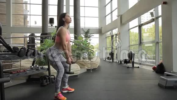 女运动员在健身房里蹲着哑铃女人拥有自由视频的预览图