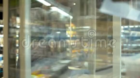 一个男人在超市里挑选食物视频的预览图