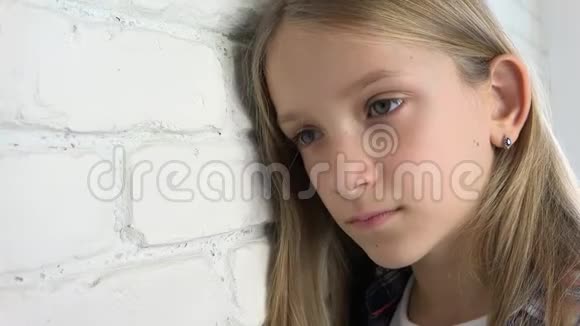 悲伤的孩子不快乐的孩子忧郁症的生病的少女穿着体贴的人视频的预览图