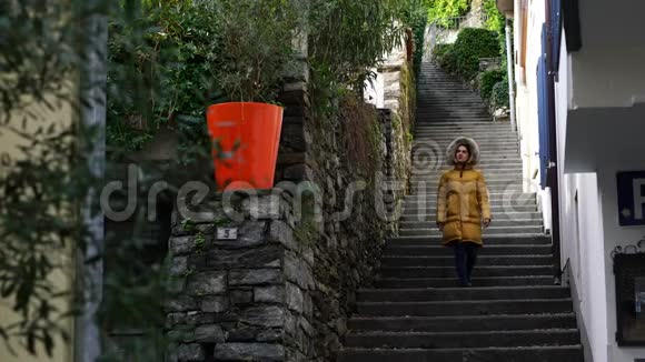 在阿斯科纳市下楼梯的年轻女子视频的预览图