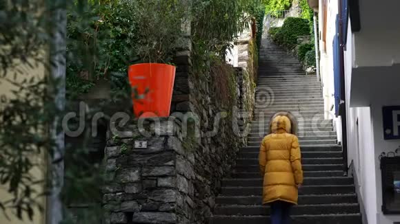 阿斯科纳市的一名年轻女子正在爬楼梯视频的预览图