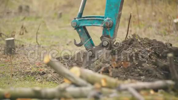 挖掘机挖掘树根视频的预览图